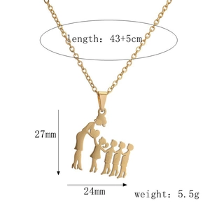 Vue détaillée du pendentif famille avec dimensions 27mm par 24mm sur chaîne dorée