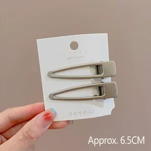 Détail de pinces à cheveux Y2K en métal mat sur carte de présentation, environ 6,5 cm