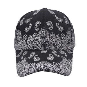 Detalle de gorra de béisbol negra con intrincado estampado floral de paisley de estilo urbano