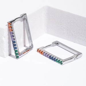 Orecchini a cerchio rettangolari in argento con zirconi colorati arcobaleno su sfondo