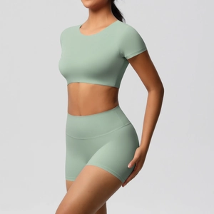 Details des minzgrünen Yoga-Sets mit nahtlosem Crop-Top und Kompressions-Shorts mit hohem Bund