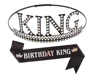 Détail de la couronne King noire et écharpe Birthday King avec strass et texte irisé