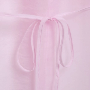 Camicia lunga rosa in organza con elegante fiocco in vita e maniche velate