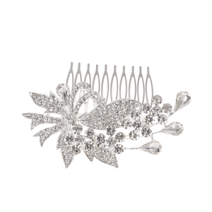 Vista dettagliata del pettine da sposa argento con foglie di strass e motivi floreali