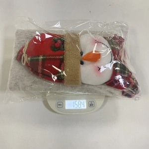 Detailansicht der weihnachtlichen Schneemann-Stuhlhusse auf der Waage, Gewicht 158,4g