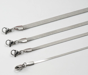 Detalle de cuatro anchos diferentes de cadenas de serpiente de acero inoxidable plata