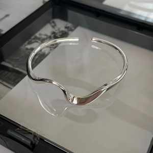 Minimalistischer S925 Silber Mobius Armreif mit poliertem, gewelltem Design-Stil