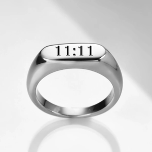 Dettaglio dell'anello a sigillo ovale in argento lucido con incisione 11:11