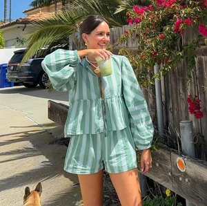 Ensemble deux pièces rayé vert pour femme comprenant chemise manches longues et short casual