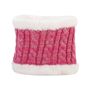 Dettaglio scaldacollo per bambini in maglia a trecce rosa con fodera in pelliccia bianca