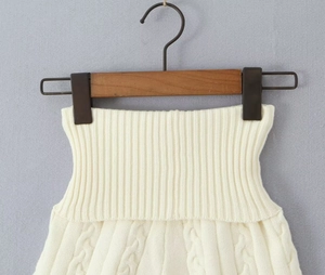 Détail du short en maille blanche à taille haute avec motif torsadé et ceinture à côtes