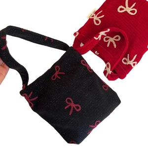 Sacs à main brodés de nœuds rouge et noir avec texture et étiquette de marque