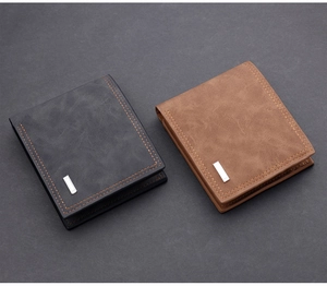 Nahaufnahme kurzer Herrenbrieftaschen mit Kontrastnähten und Metalldetails