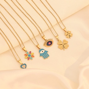 Colliers en acier doré avec pendentifs cœur, hamsa, œil maléfique et trèfle sur soie