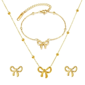 Makroaufnahme von Goldschmuck Set mit Halskette Armband und Schleifen-Ohrsteckern