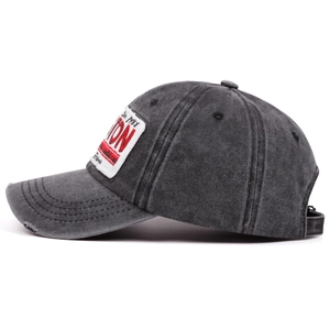 Detailaufnahme der dunkelgrauen Baseballkappe im Washed-Look mit ON-Aufnäher und Metallverschluss