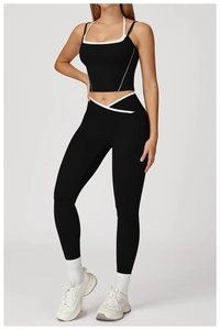 Détail du pantalon de yoga taille haute et haut de sport dos nu en noir et blanc