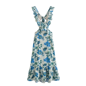 Abito estivo bianco con stampe floreali blu e verdi e dettagli con volant