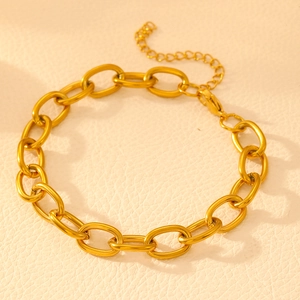 Vue détaillée d'un bracelet en chaîne acier doré avec fermoir mousqueton et rallonge