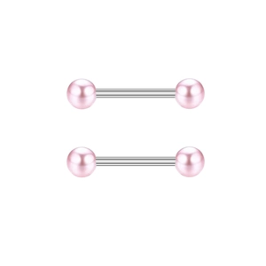 Détail de piercings tétons cœur perle rose avec barres droites en acier inoxydable poli