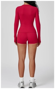Vue arrière d'un ensemble de sport rouge élastique avec haut à manches longues et short