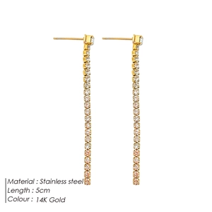 Détail macro de boucles d'oreilles linéaires en acier inoxydable 5cm dorées à l'or 14K