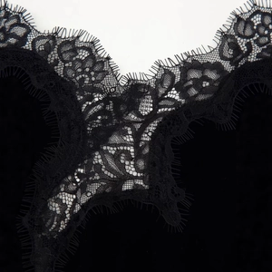 Robe élégante en velours noir avec motifs floraux fins et détails de dentelle cil