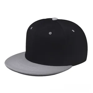 Dettaglio di un cappello snapback bicolore con corona nera e visiera piatta grigia