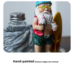 Détail macro du porte-épices gnome de plage peint à la main avec saupoudreuse en verre
