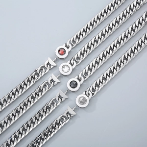 Détail de chaînes cubaines argentées avec boucles en cristal et motif de crâne