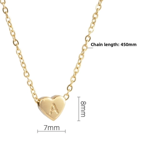 Détail du collier cœur en acier inoxydable 18K avec pendentif lettre A gravée