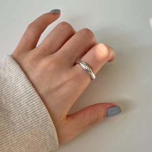 925 Silberring mit Smiley-Gesicht und breitem Band, an der Hand mit blauen Nägeln