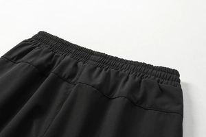 Detail des elastischen Bundes mit verstärkten Nähten an der Fleece-gefütterten Freizeithose