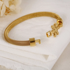 Bracelet en maille d'acier inoxydable doré avec pendentif flocon de neige en vue 45°