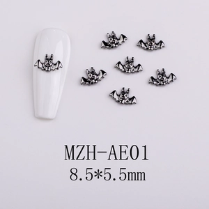 Detail of bat-shaped metal nail charms in black alloy, size 8.5x5.5mm, model MZH-AE01