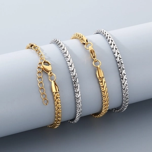 Dettaglio di catene in acciaio inossidabile placcato oro 18K e argento con chiusure a moschettone