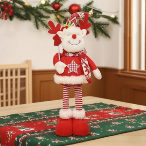 Détail d'un renne de Noël en peluche avec corps en tricot et écharpe rayée festive