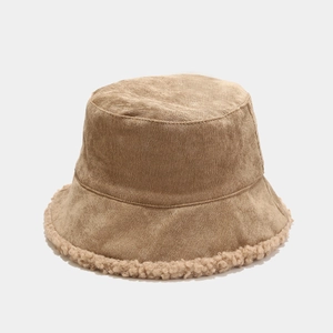 Dettaglio cappello a secchiello in velluto a coste kaki con bordo in peluche invernale