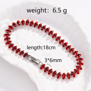 Dettaglio del bracciale tennis con pietre marquise rosse, lunghezza 18 cm e peso 6,5 g