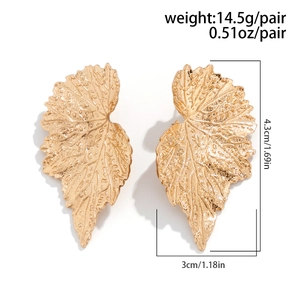 Dettaglio orecchini a foglia di ginkgo dorati con dimensioni 4,3cm x 3cm e peso 14,5g