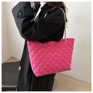 Détail du sac cabas matelassé rose en nylon avec poignées en corde tressée blanc cassé