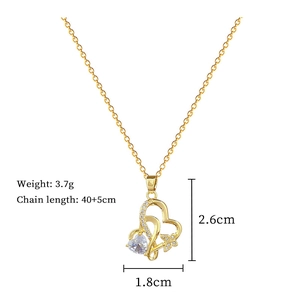 Détail du pendentif double cœur doré avec cristaux et dimensions : 2,6x1,8cm, 3,7g