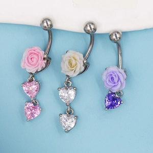 Détails de piercings de nombril avec roses roses, blanches, mauves et zircon cubique