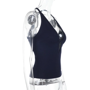 Detailansicht des dunkelblauen V-Ausschnitt-Tops mit transparentem Mesh und enger Passform