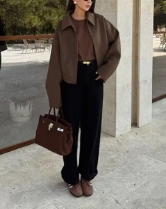 Photo en extérieur d'une veste courte en laine marron avec fermeture éclair et col à revers