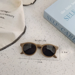 Detailed dimensions of brown silicone baby sunglasses with 11cm width and 18g weight