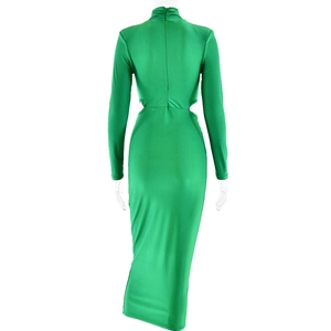 Détails du dos de la robe verte avec découpes à la taille et fermeture éclair invisible