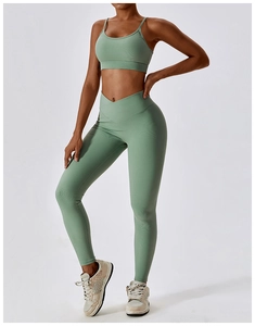 Détail de l'ensemble de yoga vert sauge avec legging côtelé et taille croisée