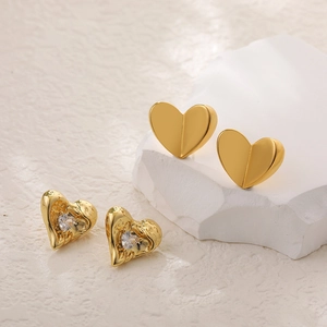 18K gold heart-shaped stud earrings with textured finish and cubic zirconia inlay