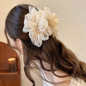 Eleganter großer Haarclip mit cremefarbener Chiffonblume und Strass für einen schicken Look